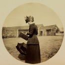 Fra utstillingen "Kongelige fotografer": Prinsesse Maud med et Kodak No. 4 kamera, Sandringham, 1894/95. Foto: Dronning Mauds album / De kongelige samlinger